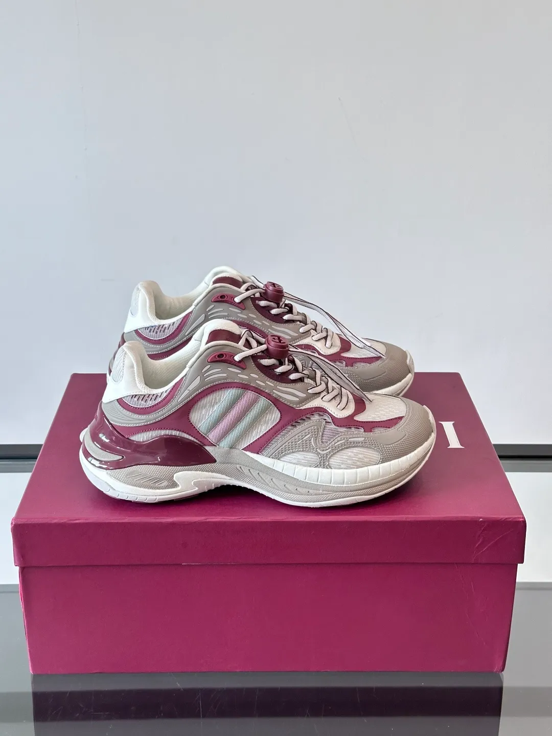 [G Home] Top P: 1020💰 Men’s size will be released first Size: 39-45 (45 customized) Gucci Gucci, couple model, women’s model will be released later, new 2.0 futuristic sports shoes‼ ️A pair of subversive sneakers is here. Gucci 2.0, a full series of 4 colors with key investment, smart silhouette: slightly curved forefoot design, you can clearly feel the propulsion when commuting and trotting, and it can enhance the sense of line extension when paired with wide-leg pants or cycling pants. EVA thick soles not only have a comfortable height-increasing effect, but also reduce weight (it actually lasts 3 hours of shopping without tiring your feet!) Highlight moments for lazy people: 2. Just choose it for airport wear! You can take them off in seconds after passing the security check (you can put them on as soon as you lift the heel strap), because the shoes come with a sliding buckle, so no need! ! Tie your shoes. Really achieve the sense of relaxation that goes with you.